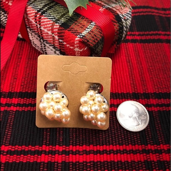 Vintage Pearl White Clip On Earrings - Picture 2 of 2